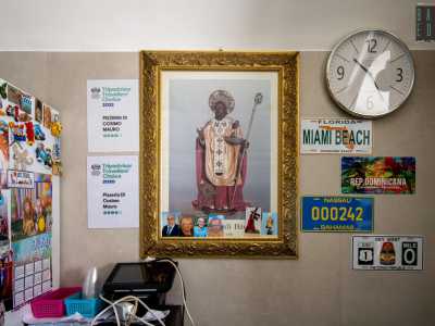 Ma non sono sole: appese al muro troviamo fotografie di parenti dei proprietari, calendari e soprattutto l�immancabile San Nicola, racchiuso in una cornice dorata. Insomma un aspetto tipicamente barese